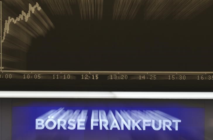 © Reuters. The German share prize index (DAX) board is seen at the trading room of Frankfurt's stock exchange