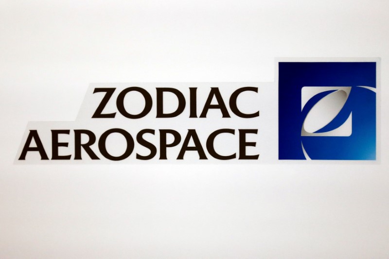 © Reuters. The logo of French aircraft seats and equipment manufacturer Zodiac Aerospace is seen during the company's first half of the 2015/2016 fiscal year presentation in Paris