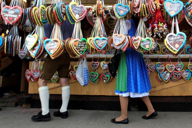 © Reuters. People look at traditional ginger breads at Oktoberfest in Munich