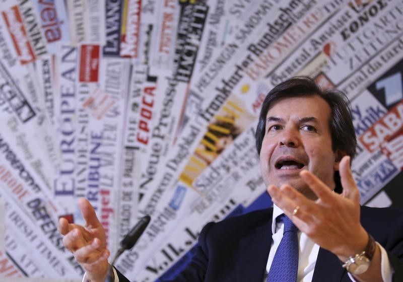 © Reuters. Carlo Messina, Chief Executive Officer of Intesa Sanpaolo bank, gestures as he speaks at the foreign press headquarters in Rome