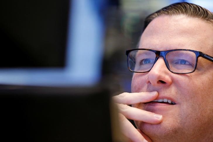 © Reuters. A specialist trader works at his post on the floor of the New York Stock Exchange in New York City