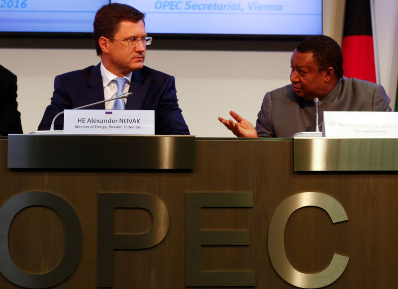 © Reuters. Russian Energy Minister Novak and OPEC Secretary-General Barkindo address a news conference in Vienn