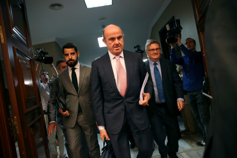 © Reuters. Spain's acting Economy Minister de Guindos arrives for a parliamentary commission at Parliament in Madrid