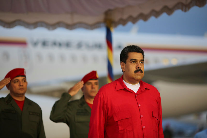 © Reuters. Venezuela's President Nicolas Maduro receives military honors at Maiquetia airport, in Caracas