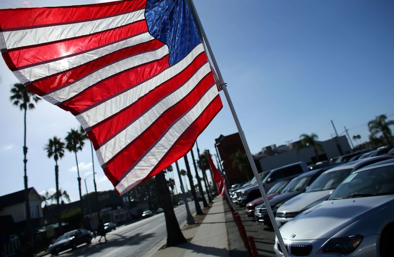 © Reuters. Pre-owned automobiles are shown for sale at a car lot in Oceanside, California