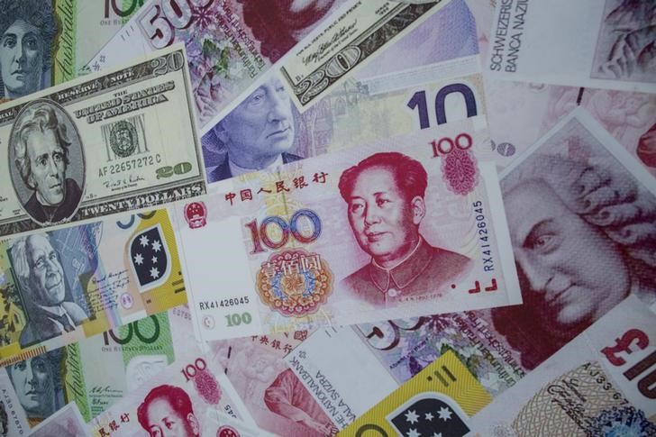 © Reuters. An advertisement promoting China's renminbi (RMB) or yuan, U.S. dollar and Euro exchange services is seen outside at foreign exchange store in Hong Kong, China