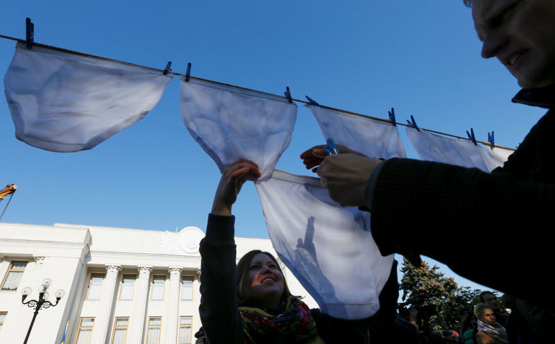 © Reuters. Anti-corruption activists hang underwear during a rally demanding officials register their income declarations in the e-declaration system in front of the Ukrainian parliament building in Kiev