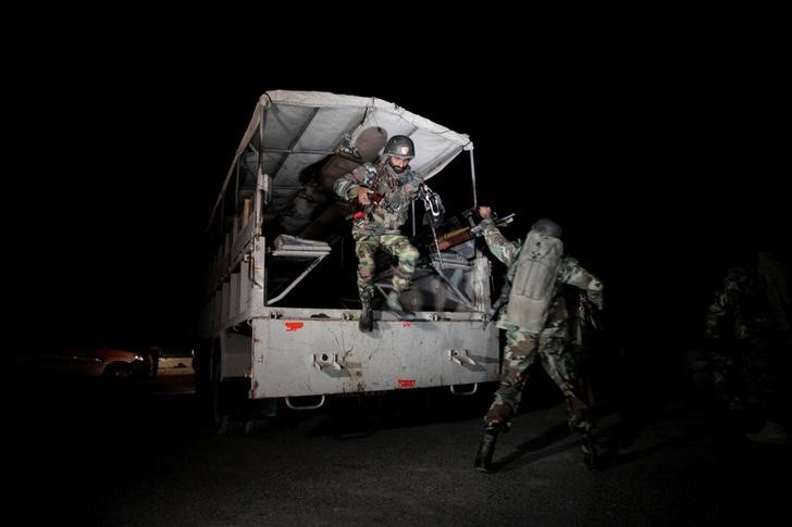 © Reuters. Пакистанские войска разворачивают действия рядом с полицейской академией в Кветте