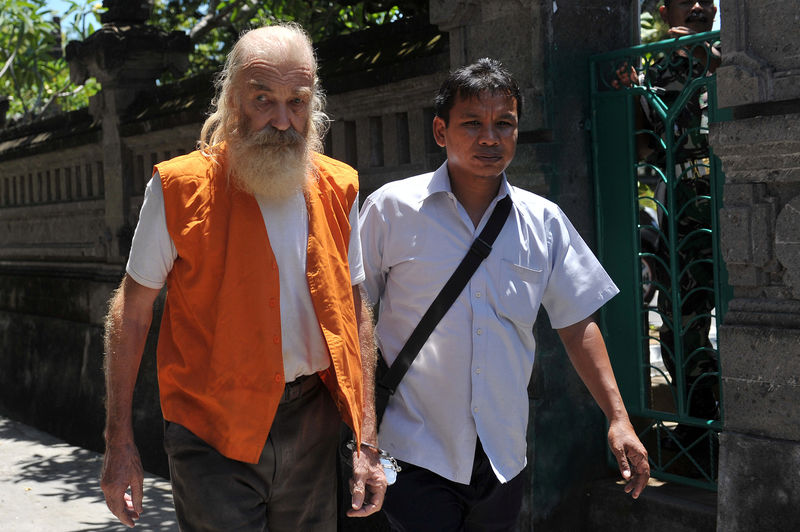 © Reuters. Australian Ellis arrives at a Denpasar court to hear his verdict in Bali