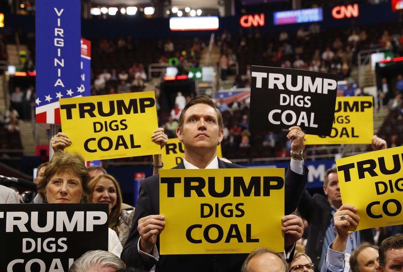 © Reuters. Delegates from West Virginia hold signs supporting coal on the second day of the Republican National Convention in Cleveland, Ohio