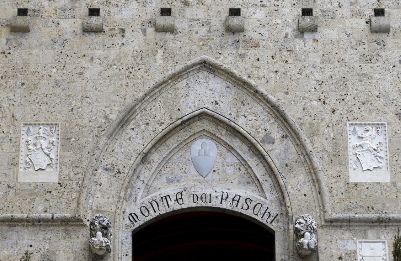 © Reuters. The entrance of the Monte dei Paschi bank headquarters is seen in Siena