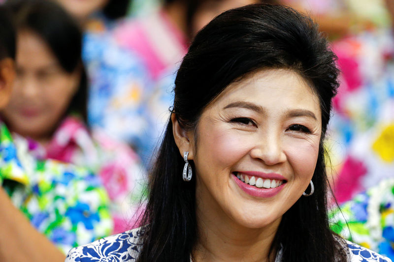 © Reuters. Former Thai Prime Minister Yingluck Shinawatra smiles as she takes part in Songkran festival celebration with opposition Puea Thai party members at the party headquarters in Bangkok