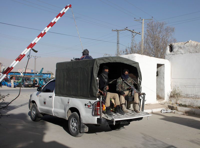 © Reuters. Paramilitary forces leave the Police Training Center in Quetta