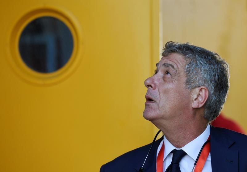 © Reuters. Spain's football federation (RFEF) president Angel Maria Villar looks up as he prepares to walk out through a door before the World Cup 2018 Qualifying match between Spain and Liechtenstein at the Reino de Leon stadium in Leon