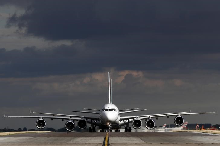 © Reuters. Aircraft taxi after landing at Heathrow Airport near London