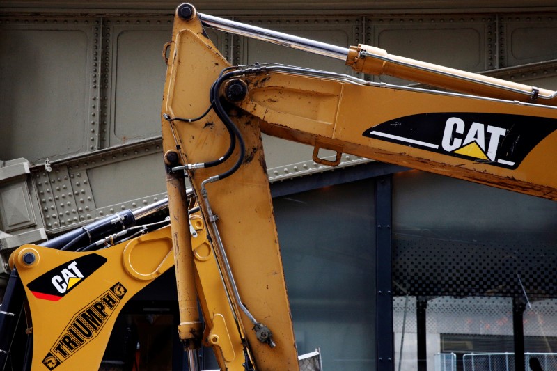 © Reuters. Caterpillar machines are seen at a construction site in New York