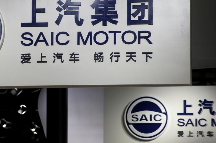 © Reuters. SAIC Motor Corp's logos are pictured at its booth during the Auto China 2016 auto show in Beijing
