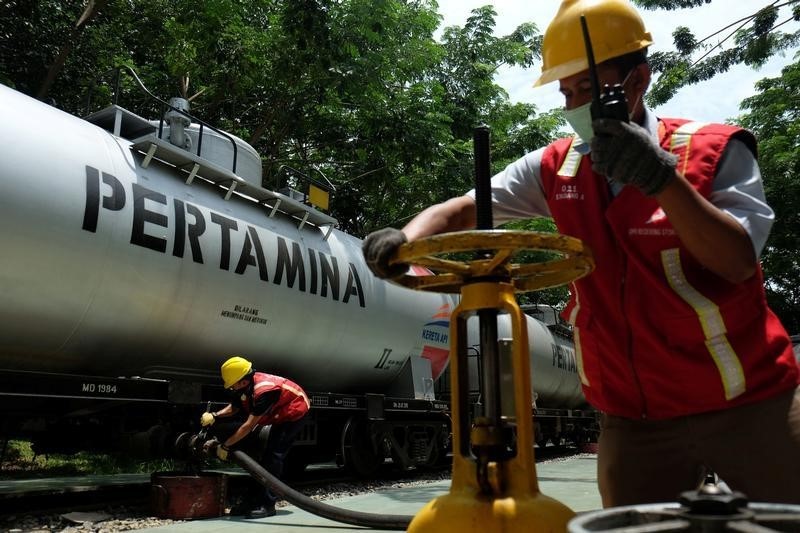 © Reuters. PT Pertamina workers as seen during the loading and unloading of fuel at in Pematang Siantar