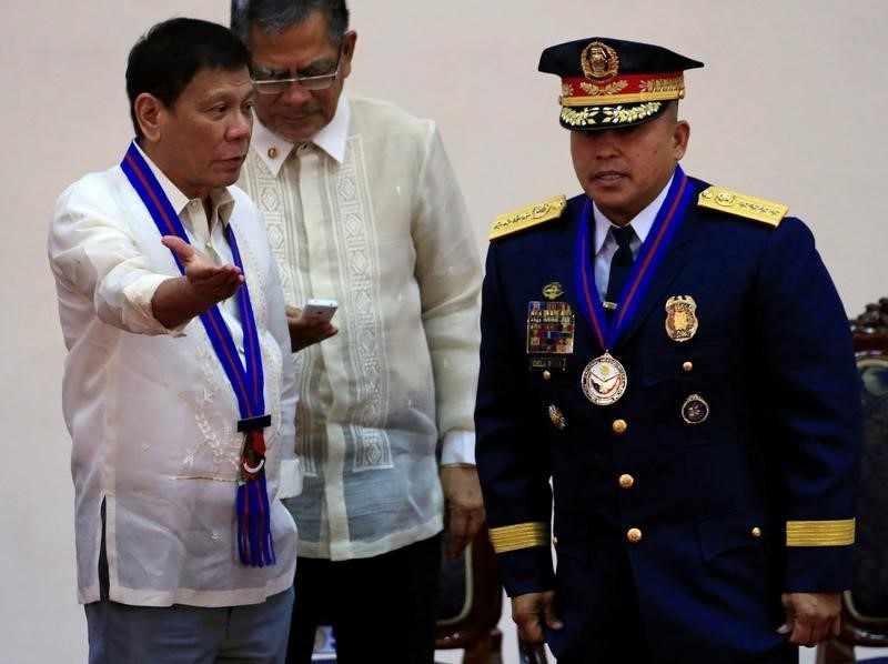 © Reuters. Philippine President Rodrigo Duterte gestures while talking to new Philippine National Police Director General Ronald “Bato” Dela Rosa during the PNP Assumption of Command Ceremony at police headquarters in Quezon city, metro Manila