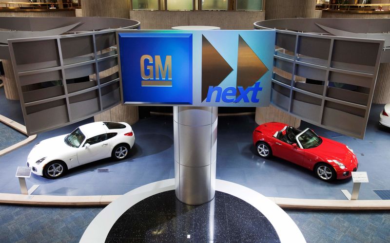 © Reuters. Cars are seen inside the General Motors Corp world headquarters in Detroit