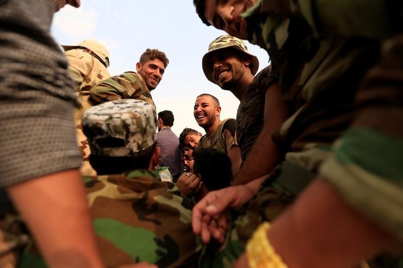 © Reuters. نازحون سنة يستعدون للانضمام إلى معركة استعادة الموصل