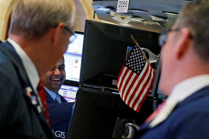 © Reuters. Traders work on the floor of the New York Stock Exchange in New York City