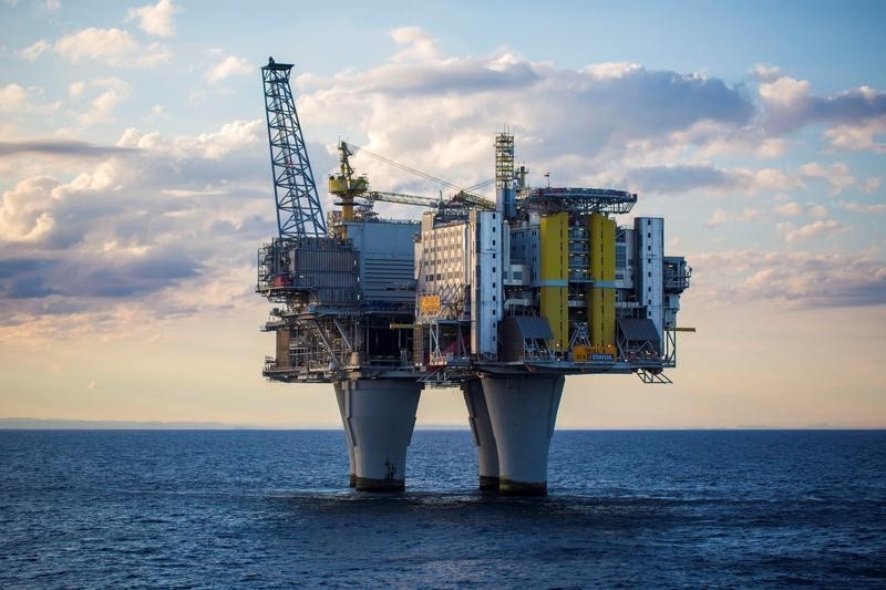 © Reuters. An oil platform is seen from the cruise ship in the North Sea