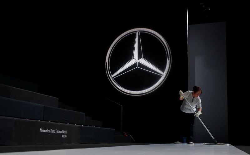 © Reuters. Employee cleans catwalk during Mercedes-Benz Fashion Week Russia in Moscow