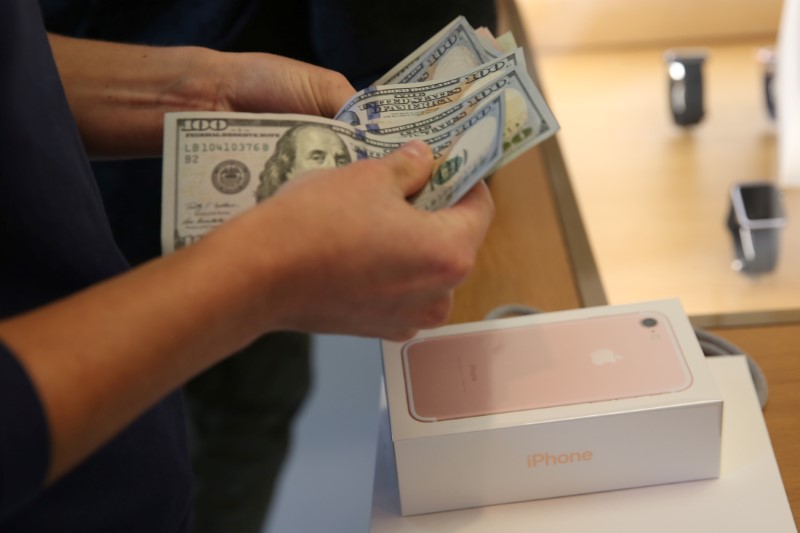 © Reuters. A customer buys the new iPhone 7 smartphone inside an Apple Inc. store in Los Angeles