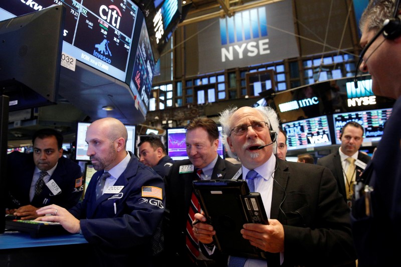 © Reuters. Traders work on the floor of the NYSE