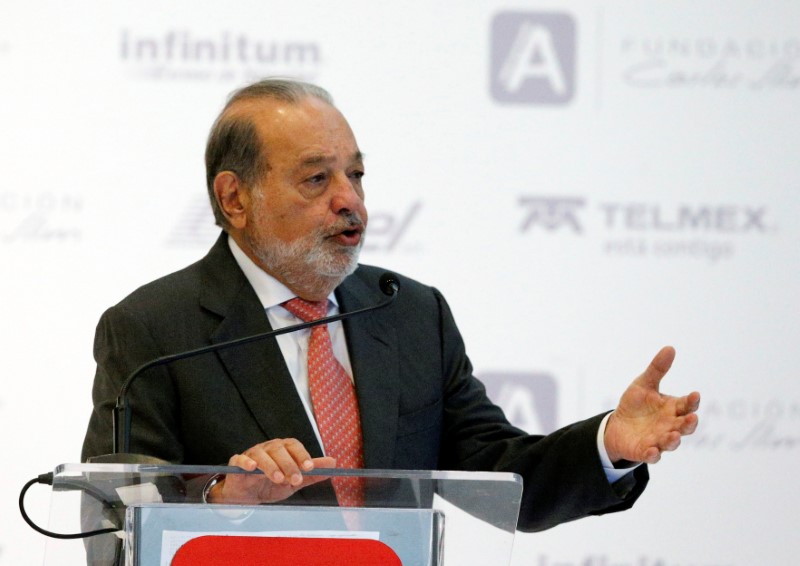 © Reuters. Mexican tycoon Carlos Slim gives a speech as he launches a free online platform for education with free access to mobile WiFi connections to the Internet on his Infinitum service during a news conference at Soumaya museum in Mexico City