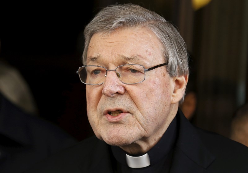 © Reuters. Pell speaks to journalists at the end of a meeting with the sex abuse victims at the Quirinale hotel in Rome