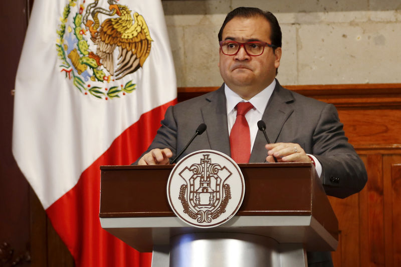 © Reuters. Javier Duarte, Governor of the state of Veracruz, attends a news conference in Xalapa