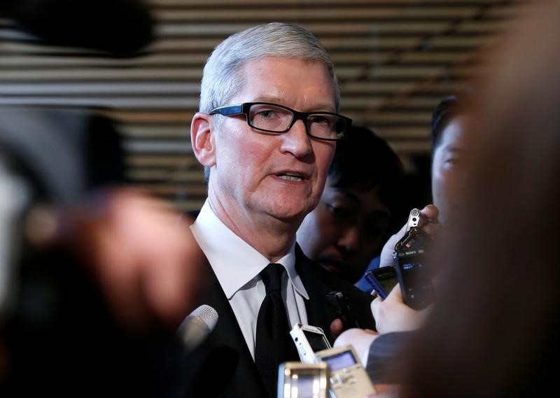 © Reuters. Apple Inc CEO Tim Cook speaks to reporters after meeting with Japan's PM Abe at Abe's official residence in Tokyo