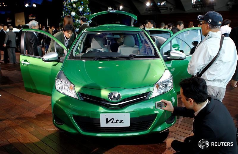 © Reuters. Toyota Vitz на презентации в Иокогаме