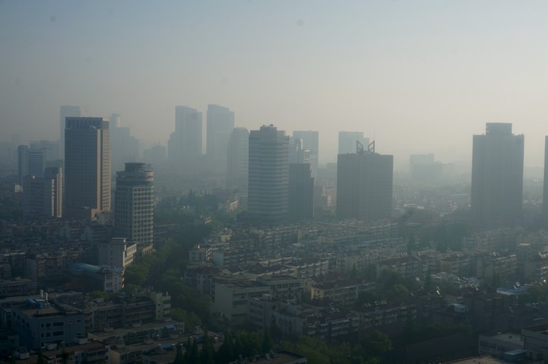 © Reuters. Buildings are seen during a moderately polluted day in Nanjing, Jiangsu Province, China