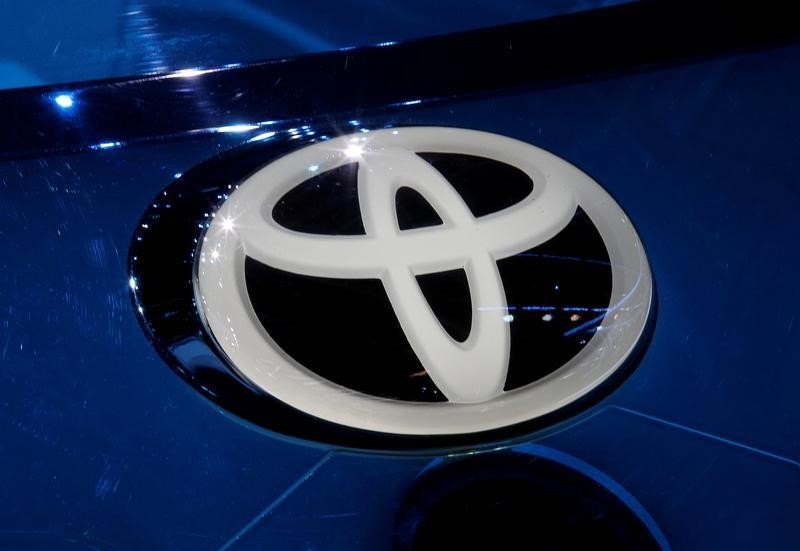 © Reuters. A Toyota logo is seen on media day at the Mondial de l'Automobile in Paris