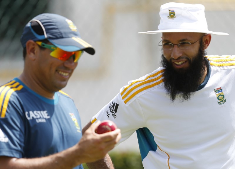 © Reuters. South Africa's captain Amla talks with team coach Domingo during a practice session ahead of their second test cricket match against Sri Lanka in Colombo