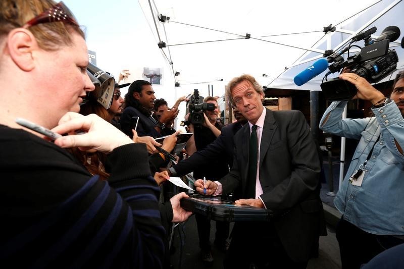© Reuters. الممثل البريطاني هيو لوري يحصل على نجمة في ممر مشاهير هوليوود