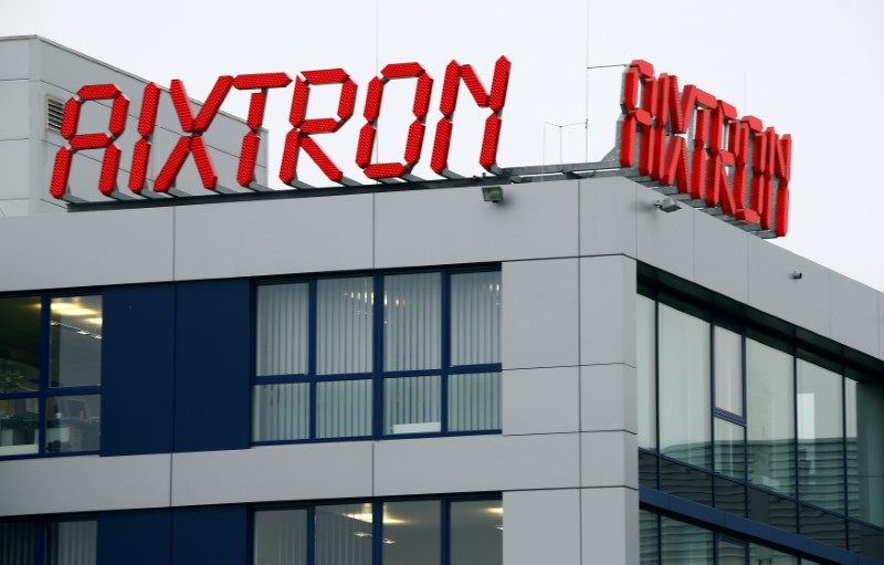 © Reuters. The logo of Aixtron SE is pictured on the roof of the German chip equipment maker's headquarters in Herzogenrath