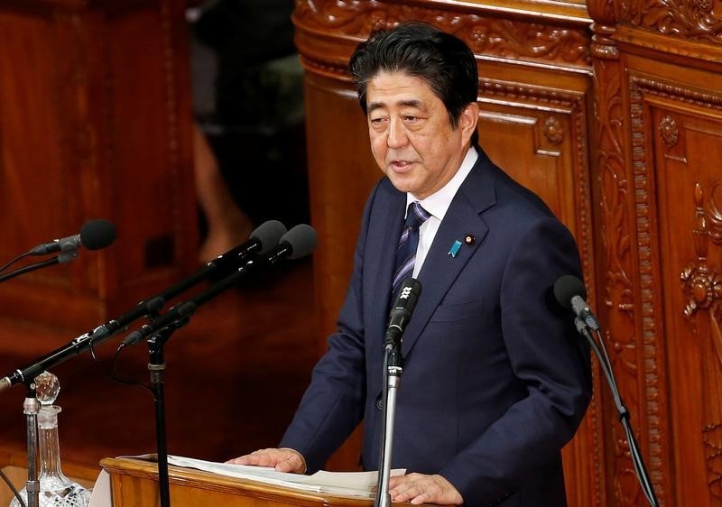 © Reuters. Japanese Prime Minister Shinzo Abe gives an address at the start of the new parliament session at the lower house of parliament in Tokyo