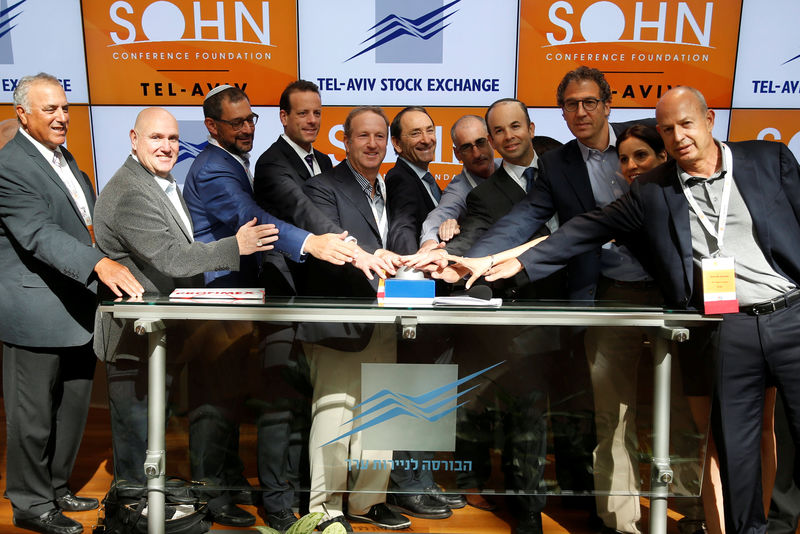 © Reuters. Speakers take part in the opening bell ceremony of the Tel Aviv Stock Exchange before the Sohn Conference in Israel