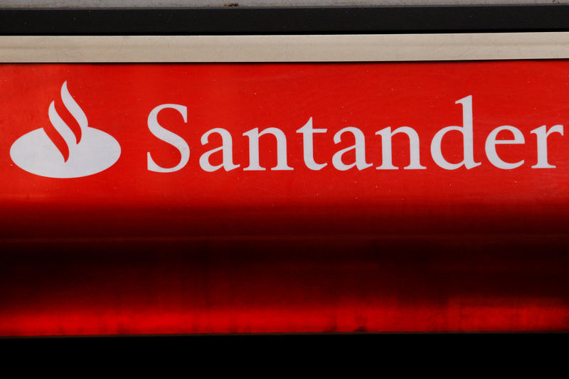 © Reuters. Logo do Santander visto em agência em Londres