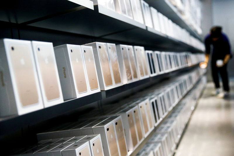 © Reuters. Apple's new iPhone 7 smartphones sit on a shelf at an Apple store in Beijing, China