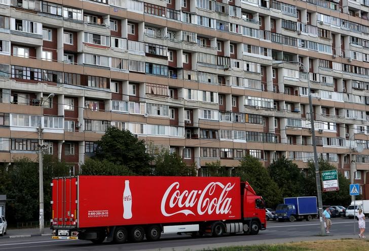 © Reuters. A truck transports bottles from the Coca-Cola company on the outskirts of Moscow