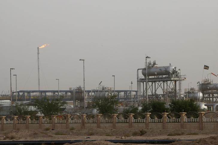 © Reuters. Flames emerge from a pipeline at the oil fields in Basra, southeast of Baghdad