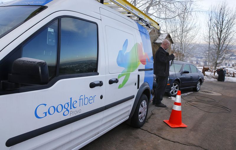© Reuters. A technician gets cabling out of his truck to install Google Fiber in a residential home in Provo
