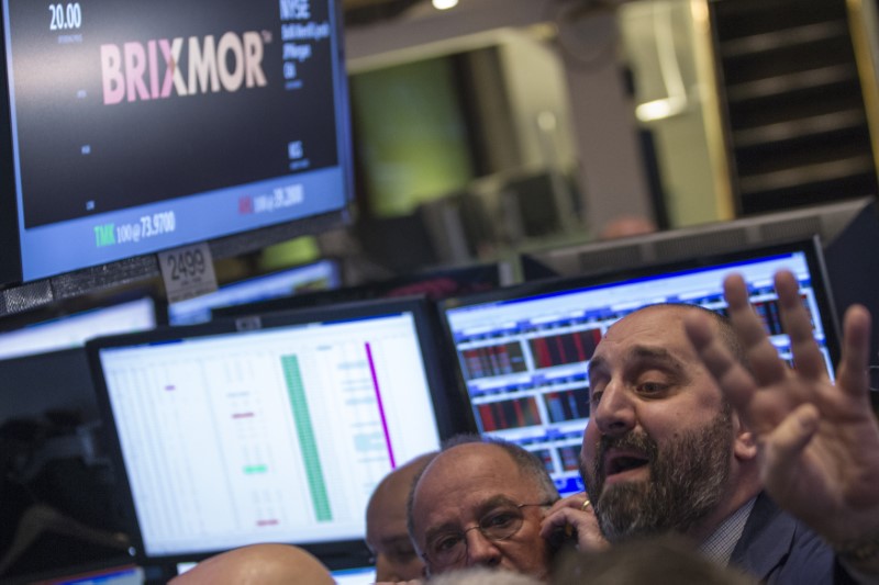 © Reuters. Specialist trader Giacchi shouts out a price for Brixmor Property Group Inc. during the company's IPO on the floor of the New York Stock Exchange, in New York