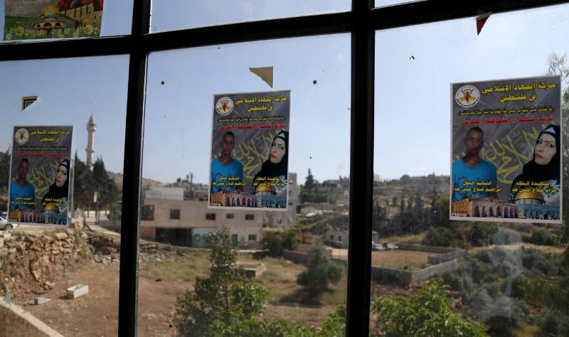 © Reuters. Posters of Palestinian Maram Abu Ismail, 23, and her 16-year-old brother, Ibrahim Taha, are seen on a window at a mourning house near Ramallah