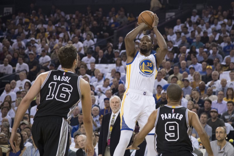 © Reuters. NBA: San Antonio Spurs at Golden State Warriors